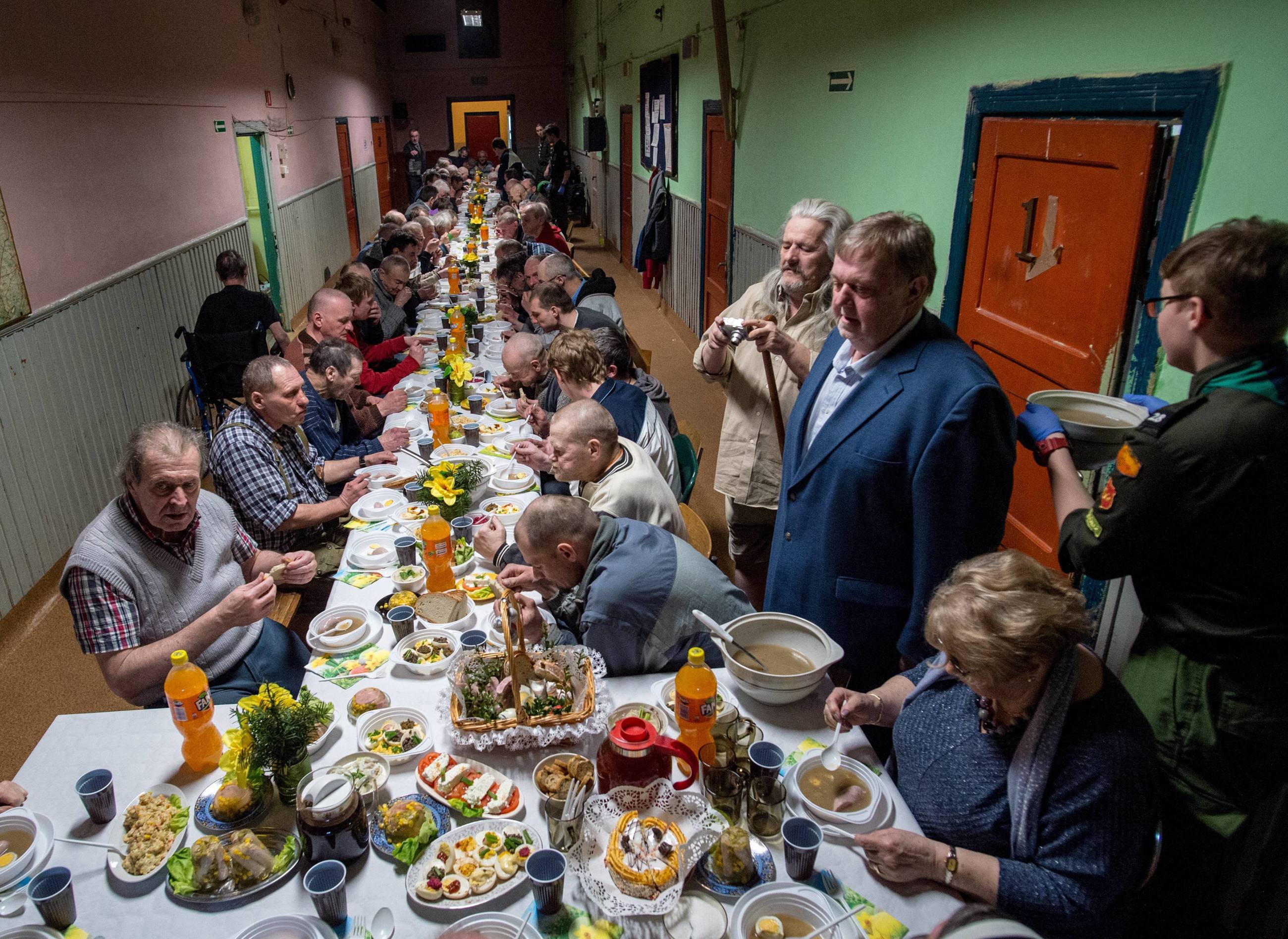 Łódź, Śniadanie wielkanocne dla podopiecznych Koła Łódzkiego Towarzystwa Pomocy im. św. Brata Alberta