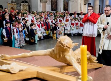 Wielkanocne święcenie pokarmów w kościele św. Jacka w bytomskiej dzielnicy Rozbark.  Wierni przychodzą święcić pokarmy w tradycyjnych strojach rozbarskich, a liturgia prowadzona jest w gwarze śląskiej.