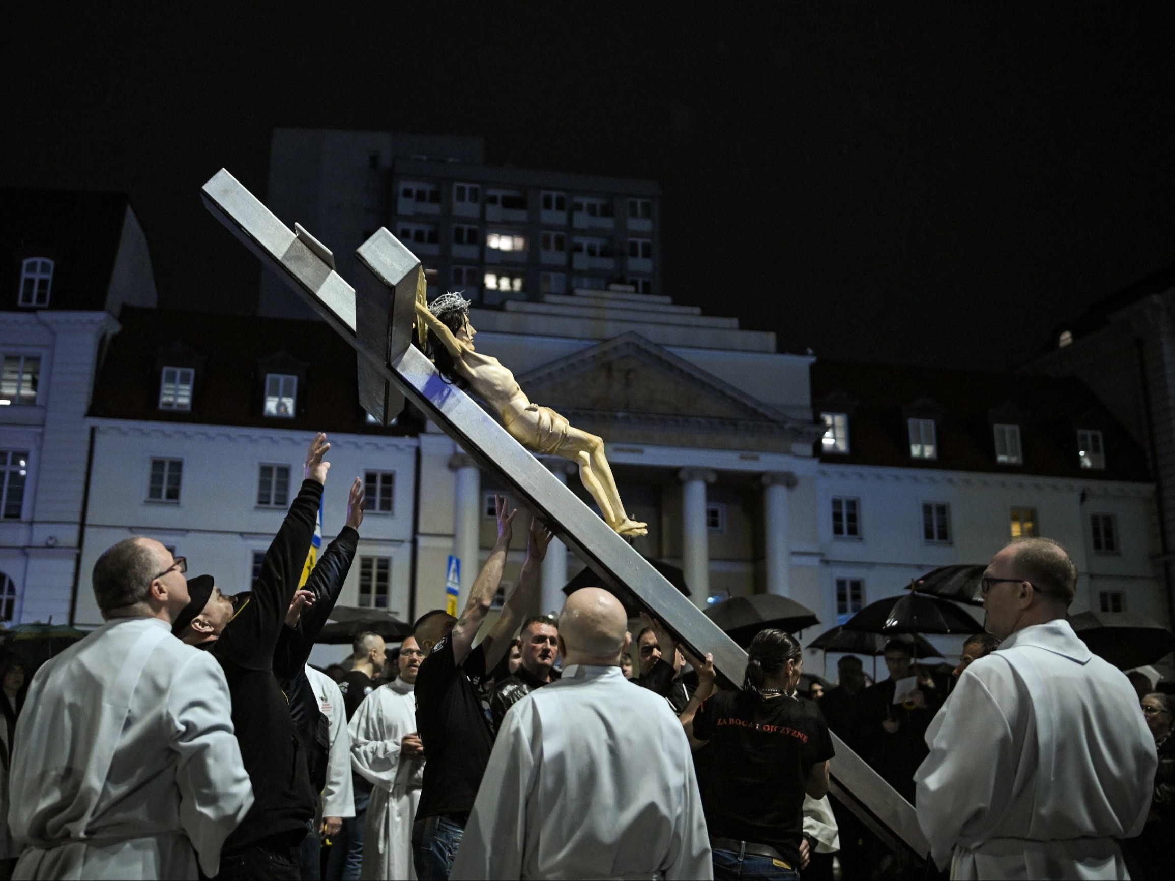 Ulicami Warszawy przeszła Droga Krzyżowa. "Ten krzyż jest z nami na dobre i na złe"