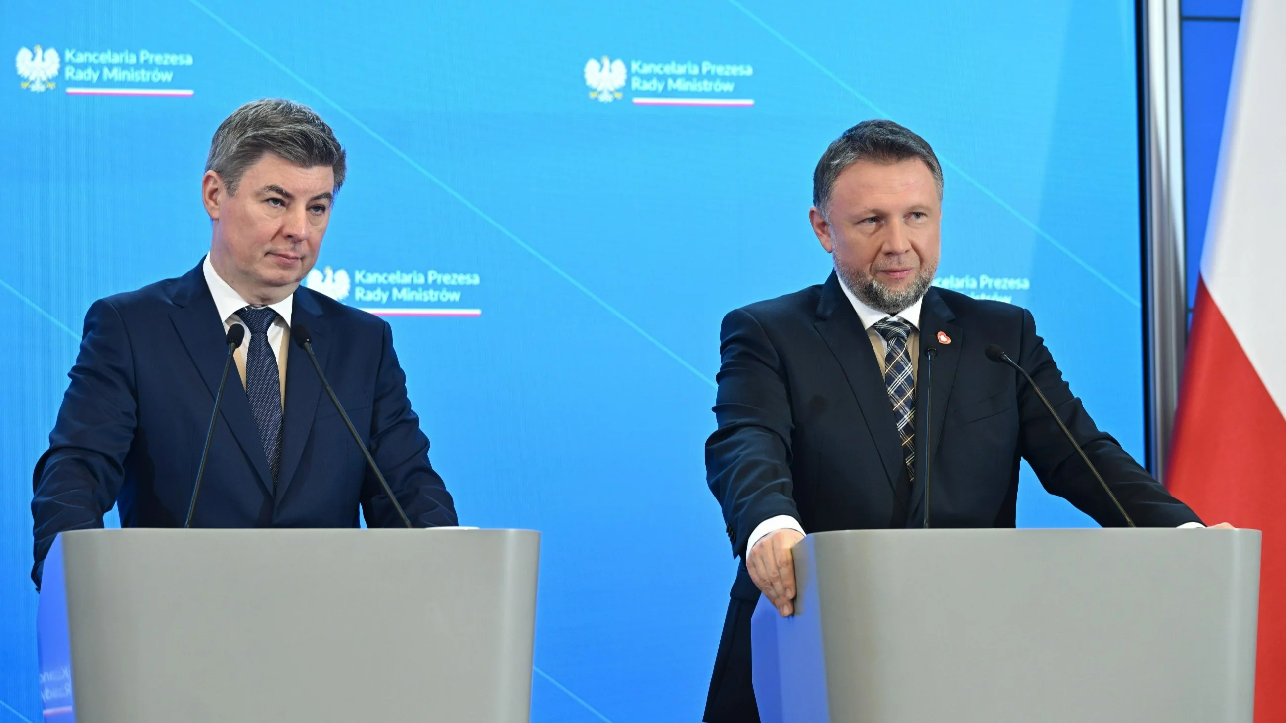 Szef Kancelarii Prezesa Rady Ministrów, przewodniczący komitetu ds. pożytku publicznego Jan Grabiec (L) oraz minister spraw wewnętrznych i administracji Marcin Kierwiński (P) na konferencji prasowej w siedzibie KPRM w Warszawie