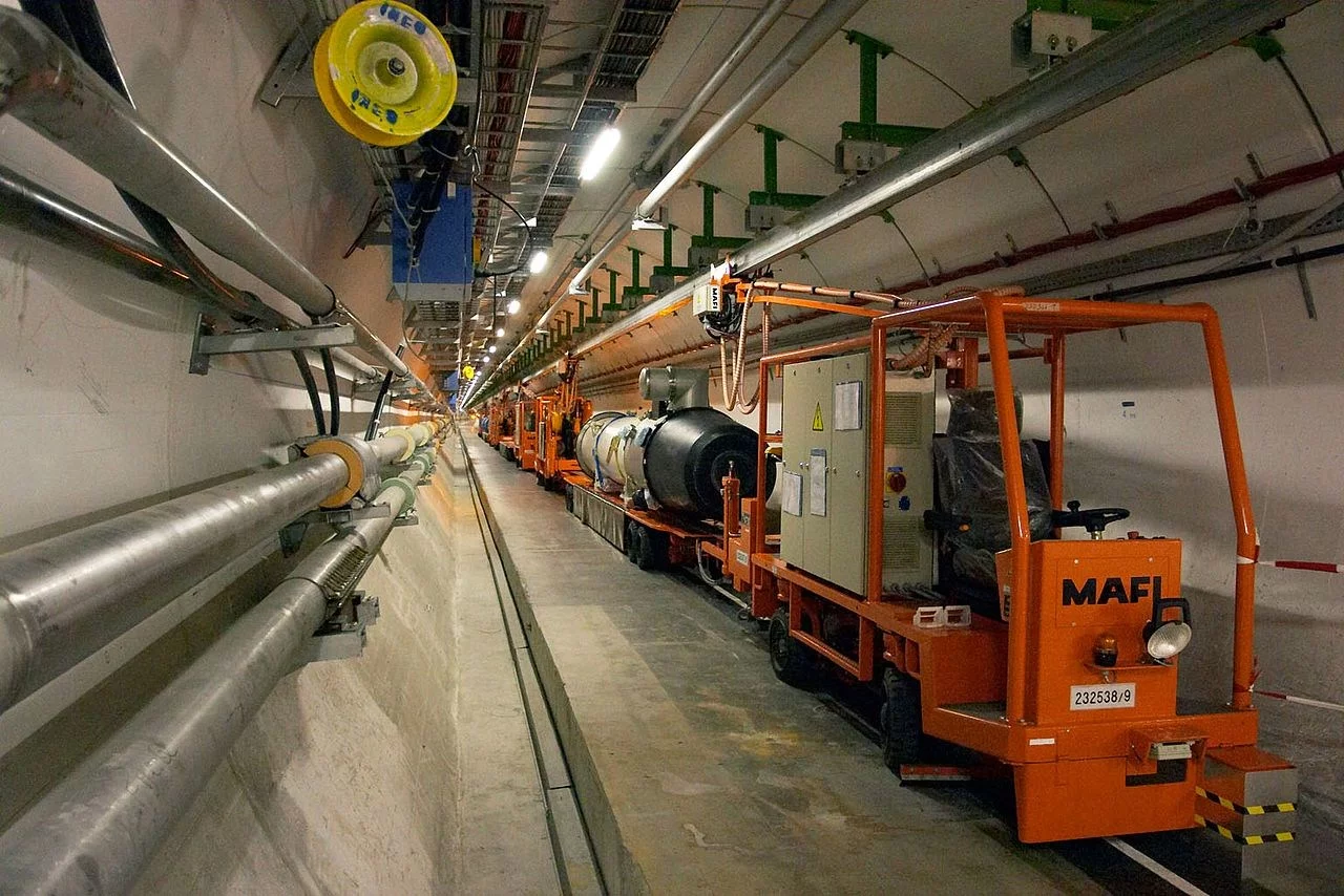 Tunel LHC (Wielki Zderzacz Hadronów), w którym montowane są nadprzewodzące elektromagnesy