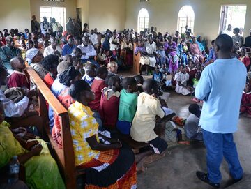 Wierni w kościele w Ugandzie