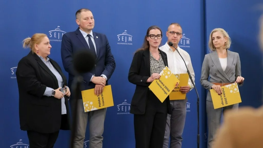 Posłowie Polski 2050 podczas konferencji prasowej