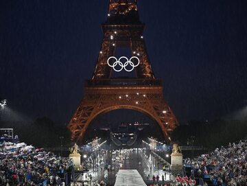 Wieża Eiffla podczas ceremonii otwarcia Igrzysk Olimpijskich w Paryżu