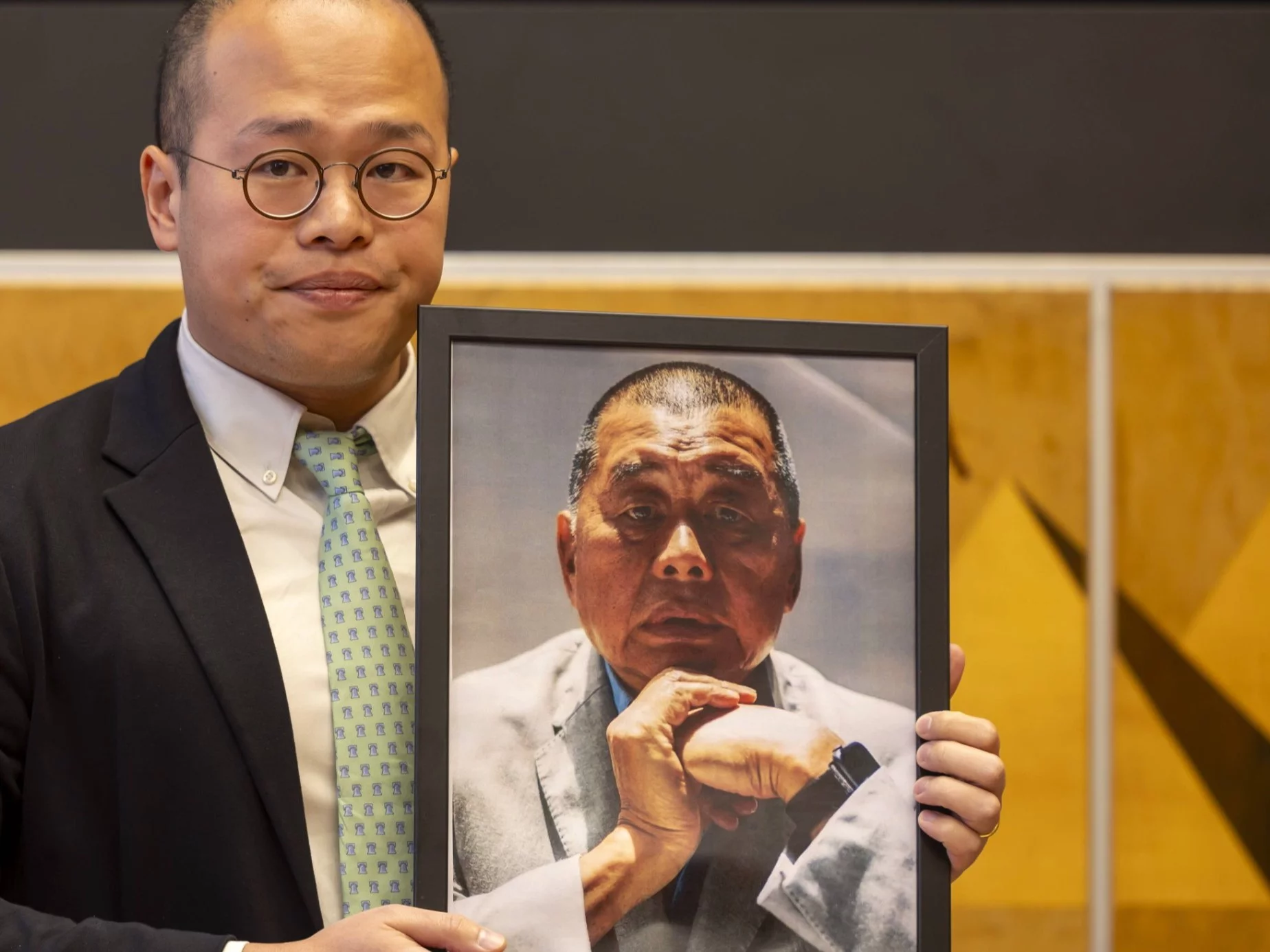 Sebastien Lai ze zdjęciem Jimmy Lai