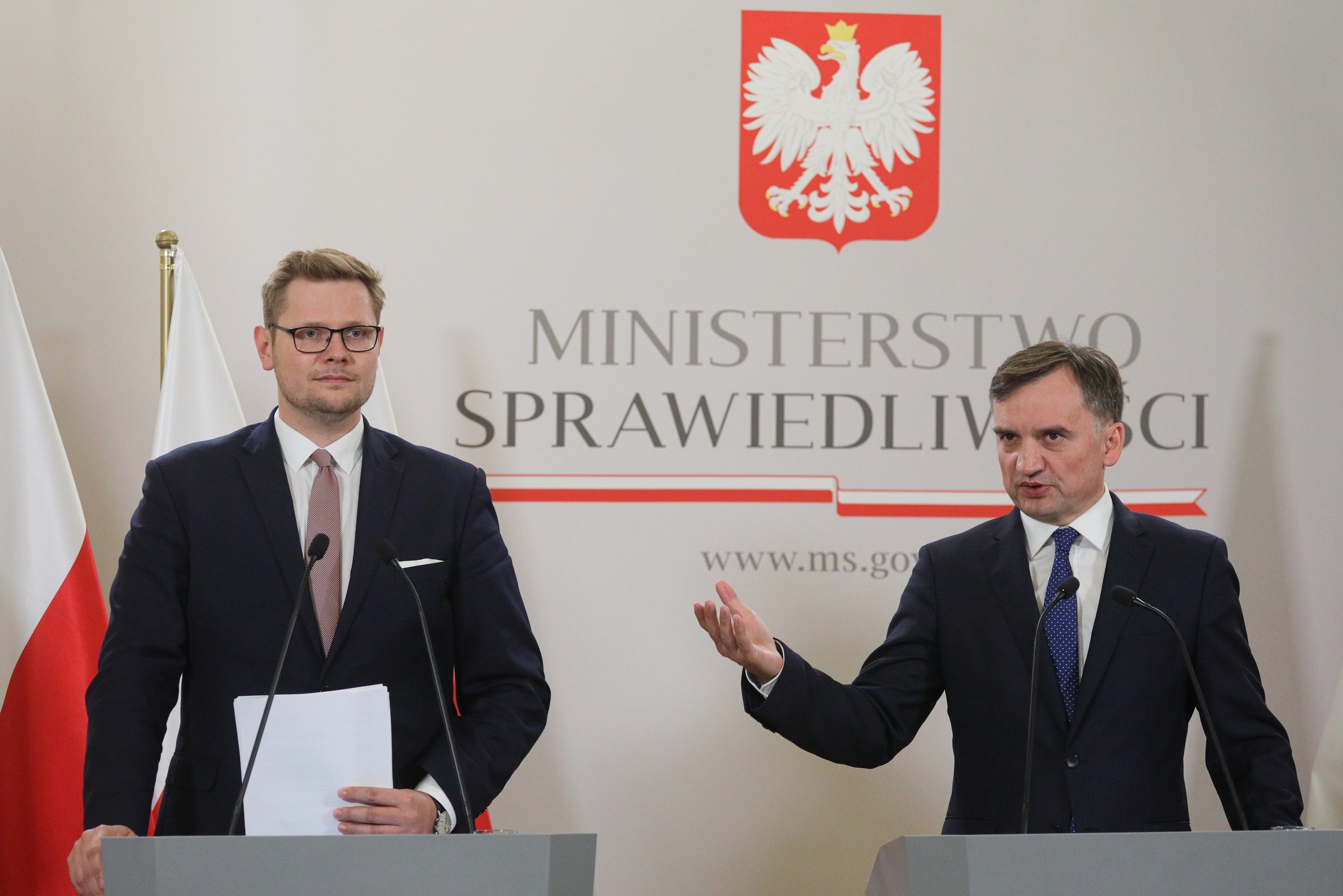 Minister sprawiedliwości, prokurator generalny Zbigniew Ziobro (P) oraz wiceminister sprawiedliwości Michał Woś (L).