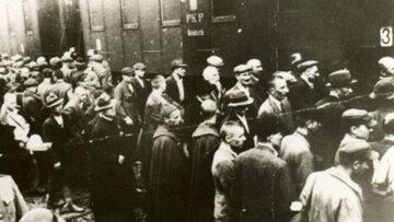 Więźniowie z pierwszego transportu Polaków do KL Auschwitz na dworcu kolejowym w Tarnowie