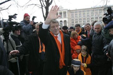 Wiktor Juszczenko w czasie protestów pomarańczowej rewolucji na Ukrainie