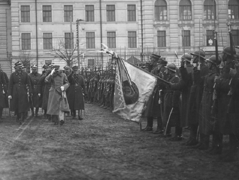 Józef Piłsudski dokonuje przeglądu wojska po oswobodzeniu Wilna.