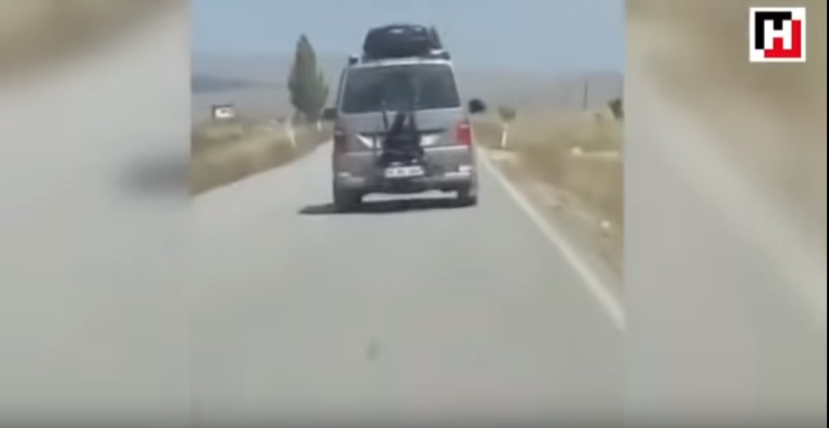 Wiózł córkę przywiązaną do bagażnika. Twierdzi, że sama tego chciała