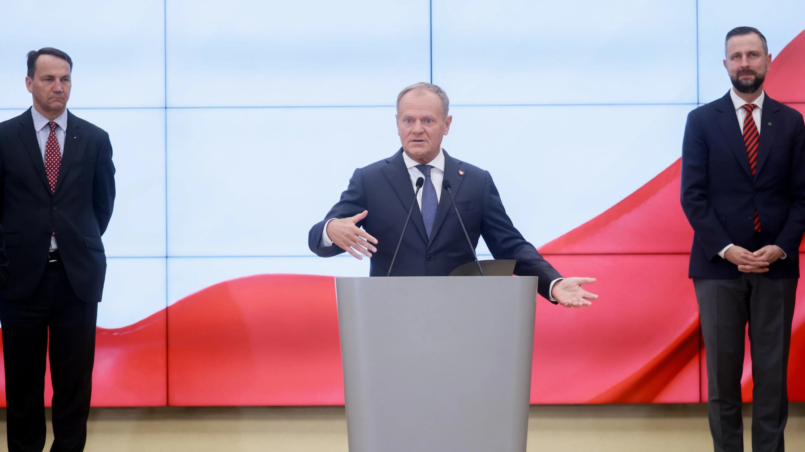 Premier Donald Tusk, wicepremier, minister spraw zagranicznych Radosław Sikorski i wicepremier, minister obrony narodowej Władysław Kosiniak-Kamysz