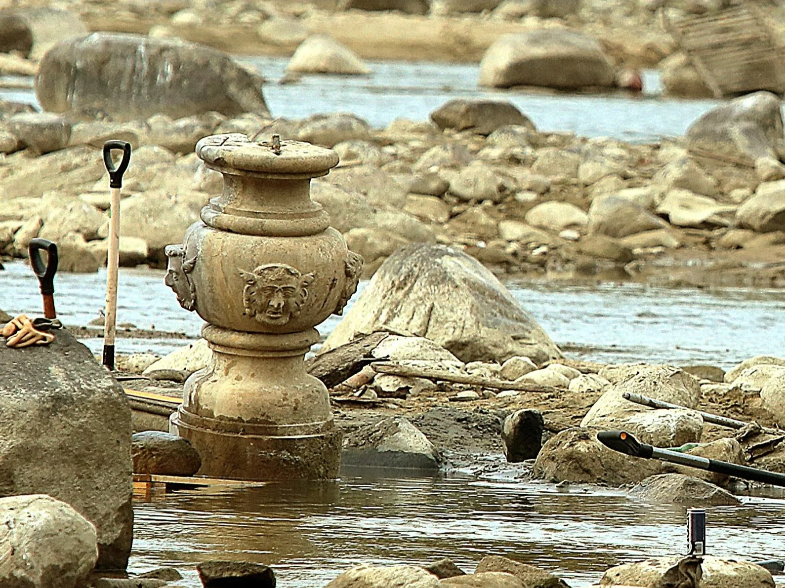 Akcja wydobywania z Wisły znalezisk archeologicznych, które odsłonił niski stan wody w rzece. Rok 2012