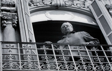 Witold Gombrowicz na balkonie willi w Vence