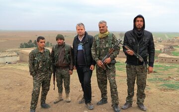 Witold Repetowicz z Arabami służącymi w oddziałach kurdyjskich YPG, walczących z Państwem Islamskim, północna Syria, 2014 r.