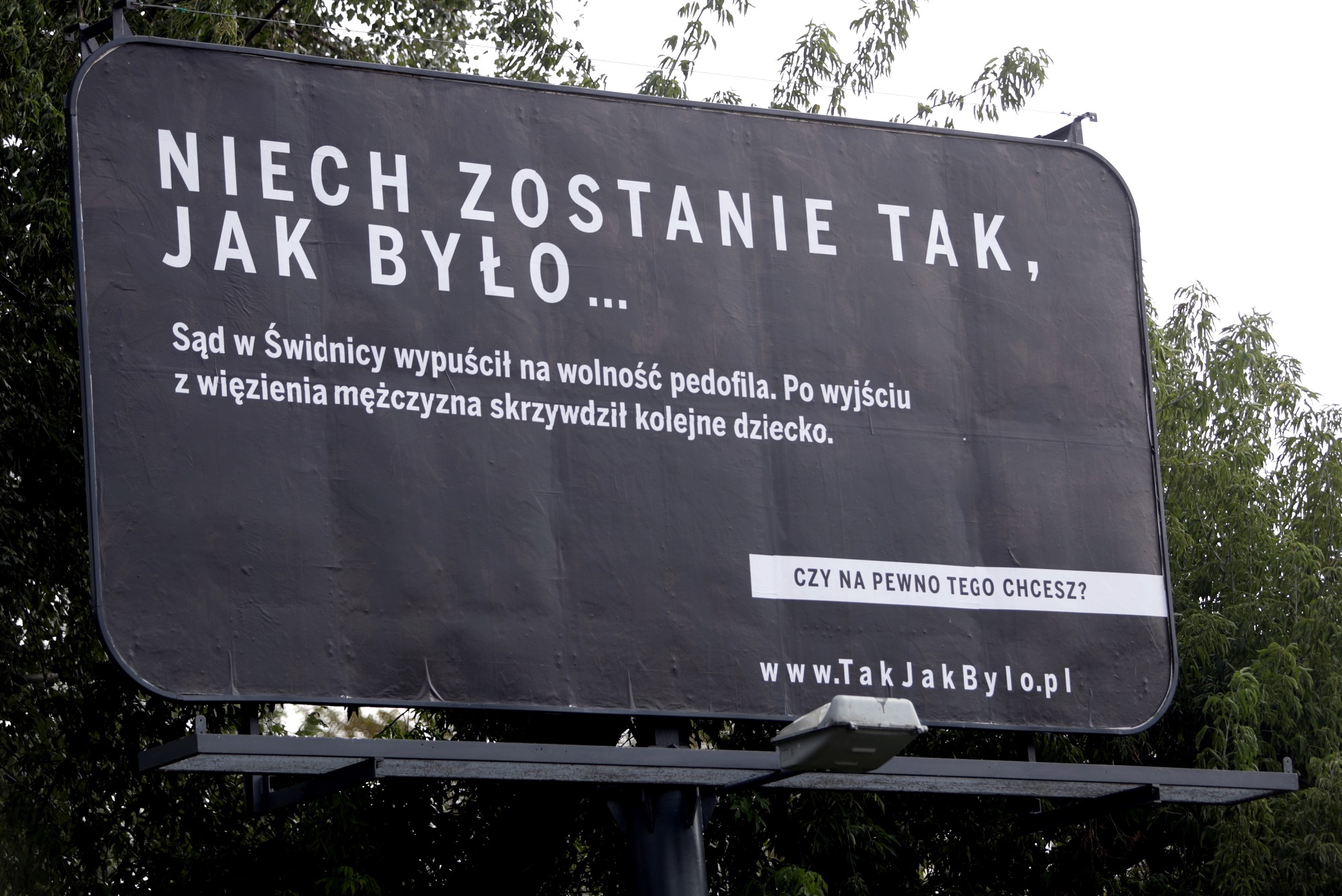 Czarno-biały billboard, 8 bm. na jednej z warszawskich ulic, będący elementem rządowej kampanii informacyjnej nt. reform wymiaru sprawiedliwości, zorganizowanej przez Polską Fundację Narodową