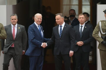 Wizyta prezydenta USA Joe Bidena. Prezydent USA Joe Biden (2L) i prezydent RP Andrzej Duda (2P) podczas powitania przed spotkaniem w Pałacu Prezydenckim w Warszawie.