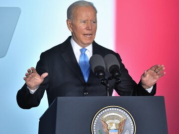 Wizyta prezydenta USA Joe Bidena. Prezydent USA Joe Biden przemawia na Placu Zamkowym w Warszawie
