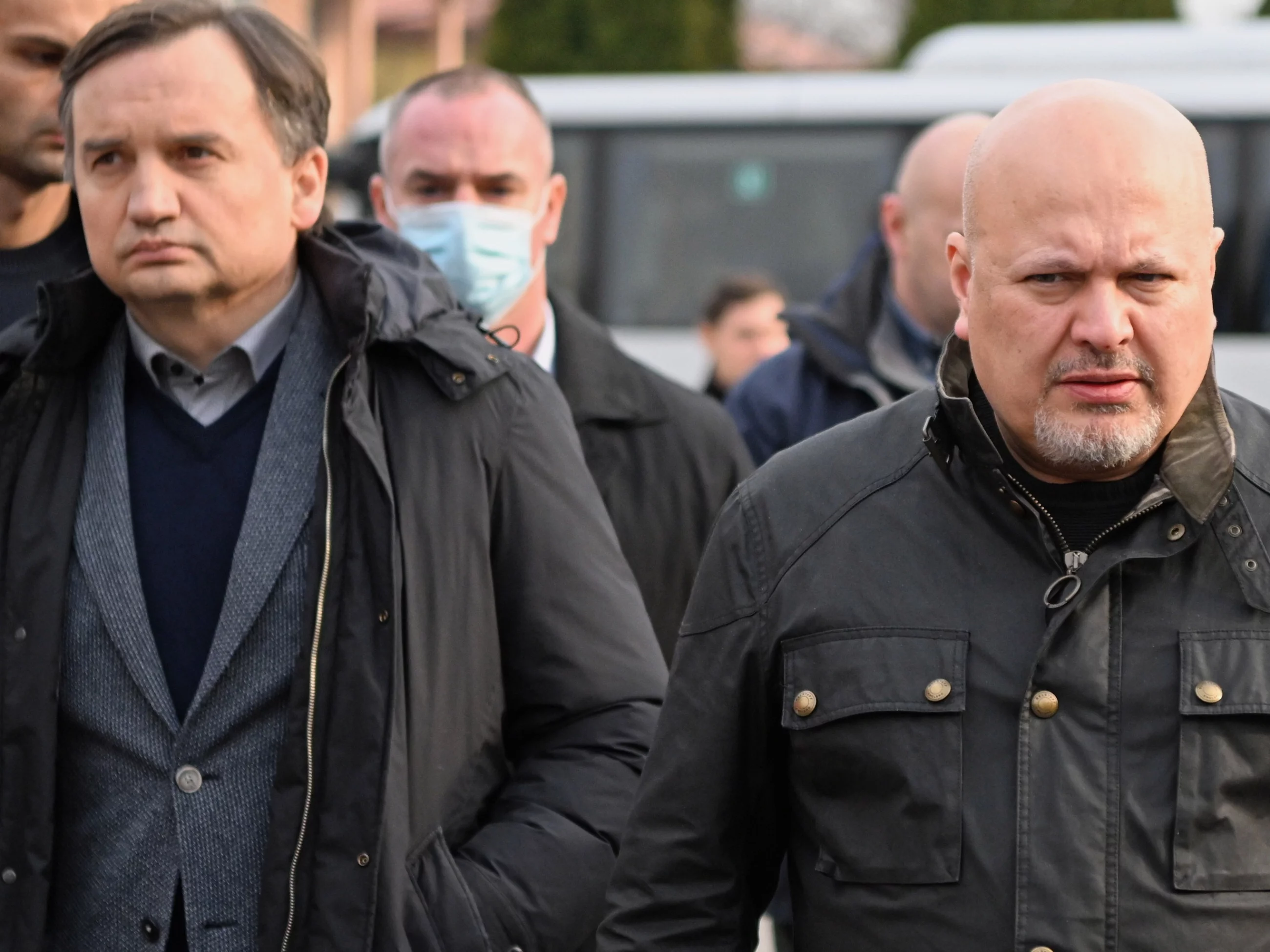 Prokurator Międzynarodowego Trybunału Karnego w Hadze Karim Khan (P) oraz minister sprawiedliwości Zbigniew Ziobro (2L) podczas wizyty w punkcie recepcyjnym dla uchodźców przy ukraińsko-polskim przejściu granicznym w Medyce