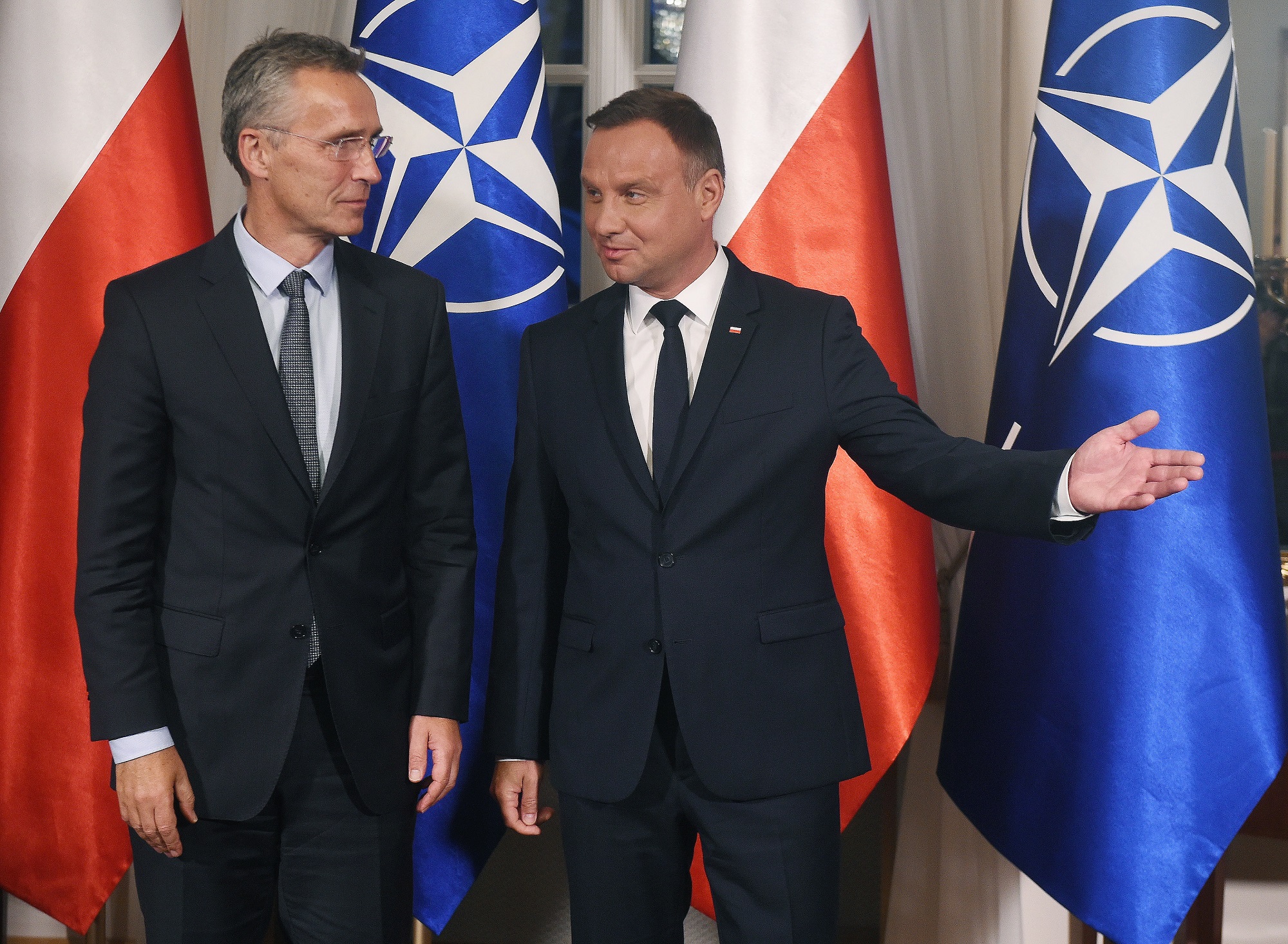 Prezydent Andrzej Duda (P) i sekretarz generalny NATO Jens Stoltenberg (L) podczas powitania przed spotkaniem w Belwederze w Warszawie