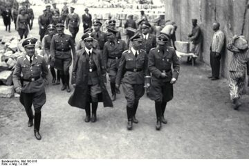 Wizyta w niemieckim obozie koncentracyjnym. W długim płaszczu Franz Kutschera