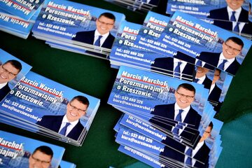 Wizytówki wiceministra sprawiedliwości, posła Solidarnej Polski, kandydata na prezydenta miasta Marcina Warchoła w Rzeszowie