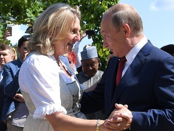 Władimir Putin tańczy z Karin Kneissl