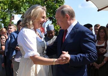 Władimir Putin tańczy z Karin Kneissl