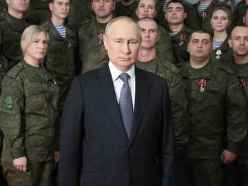Władomir Putin i rosyjscy żołnierze