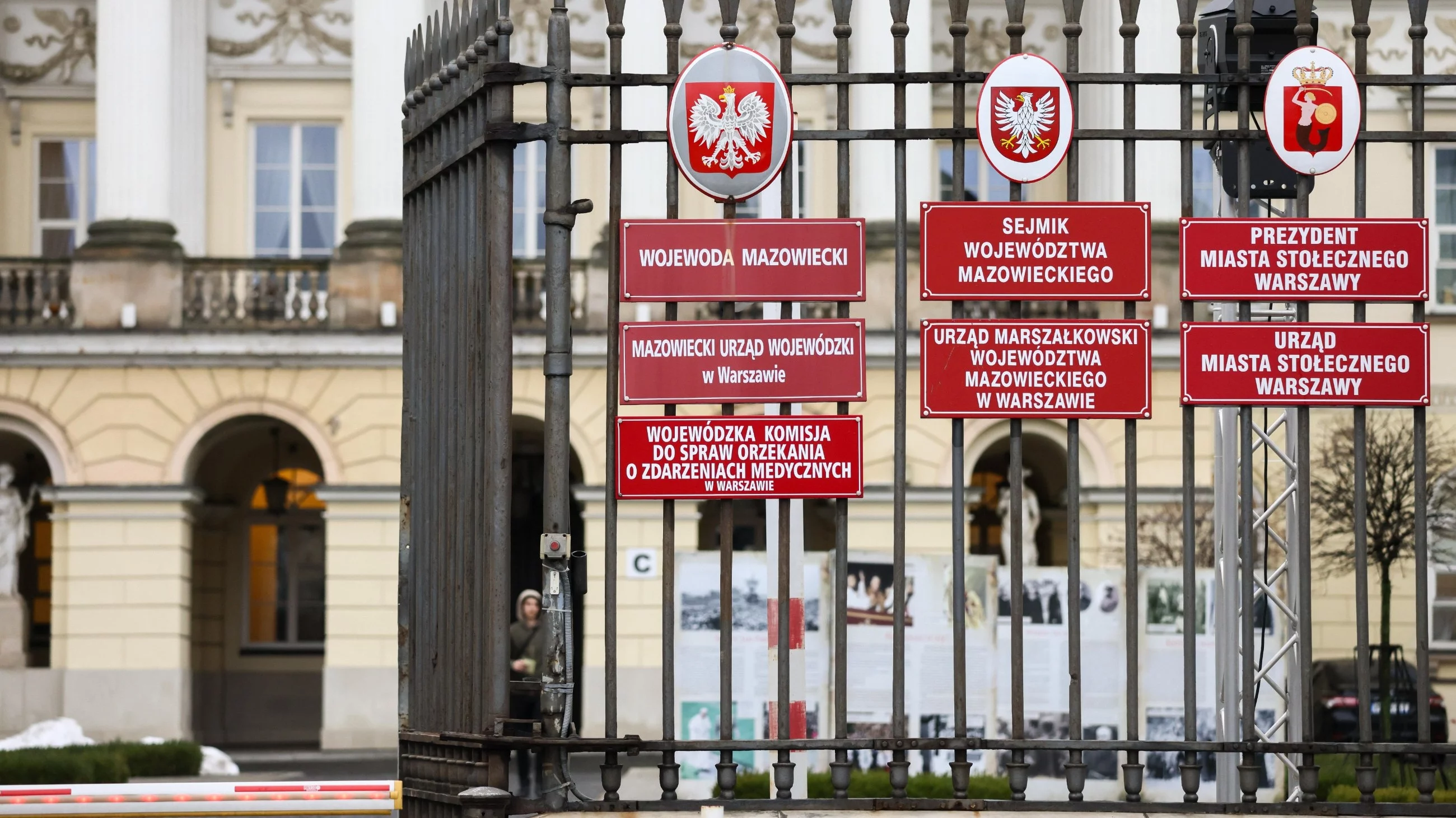 Tabliczki informacyjna na ogrodzeniu siedziby Urządu Miasta Stołecznego Warszawy