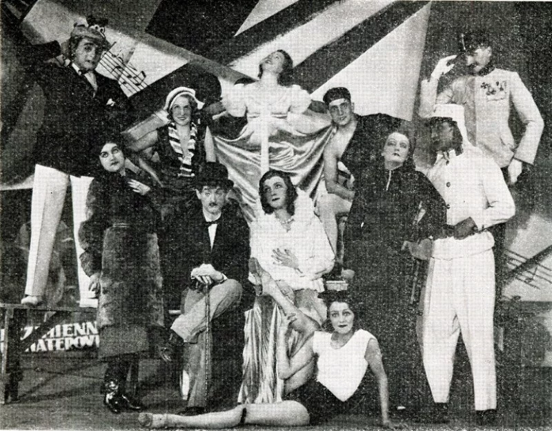 Scena z rewii 'Przez dziurkę od klucza' teatru Morskie Oko