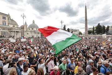 Włochy. Protest przeciwko segregacji sanitarnej w Rzymie. 09.10.2021 r.