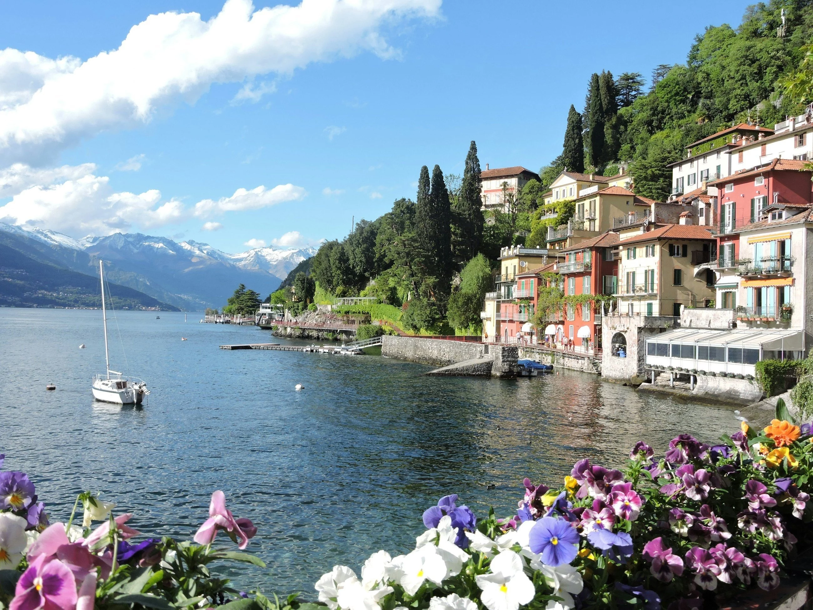 Miejscowość Varenna nad jeziorem Como we Włoszech