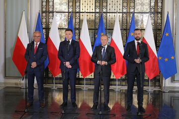 Włodzimierz Czarzasty, Szymon Hołownia,  Donald Tusk i Władysław Kosiniak-Kamysz w Sejmie