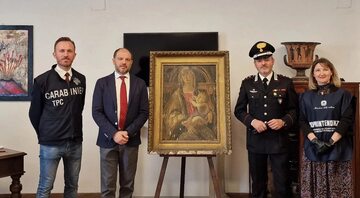 Włoscy Karabinieri ds. ochrony dóbr kultury z odzyskanym obrazem Sandro Botticellego