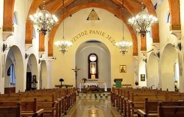 Wnętrze kościoła parafialnego pw. Miłosierdzia Bożego i św. Faustyny na Muranowie.