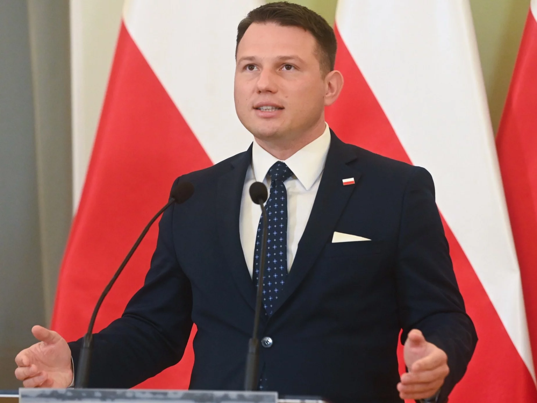 "Dwa cele Mentzena". Uderzanie w Patola i Socjal to strategia