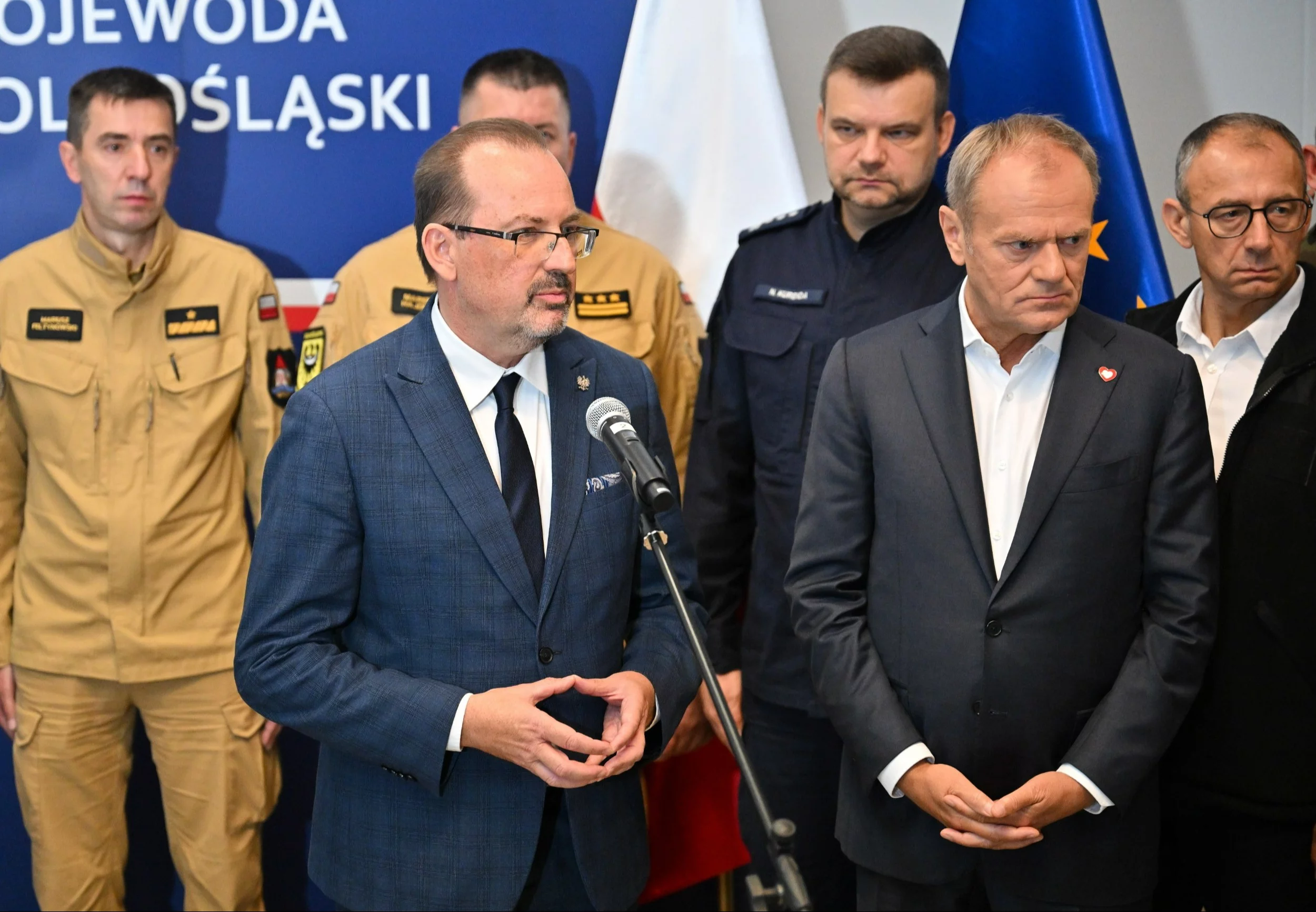 Premier Donald Tusk (2P), wojewoda dolnośląski Maciej Awiżeń (2L) i komendant główny Państwowej Straży Pożarnej nadbryg. Mariusz Feltynowski (L) podczas odprawy ze służbami w związku z zagrożeniem powodziowym we wrześniu tego roku