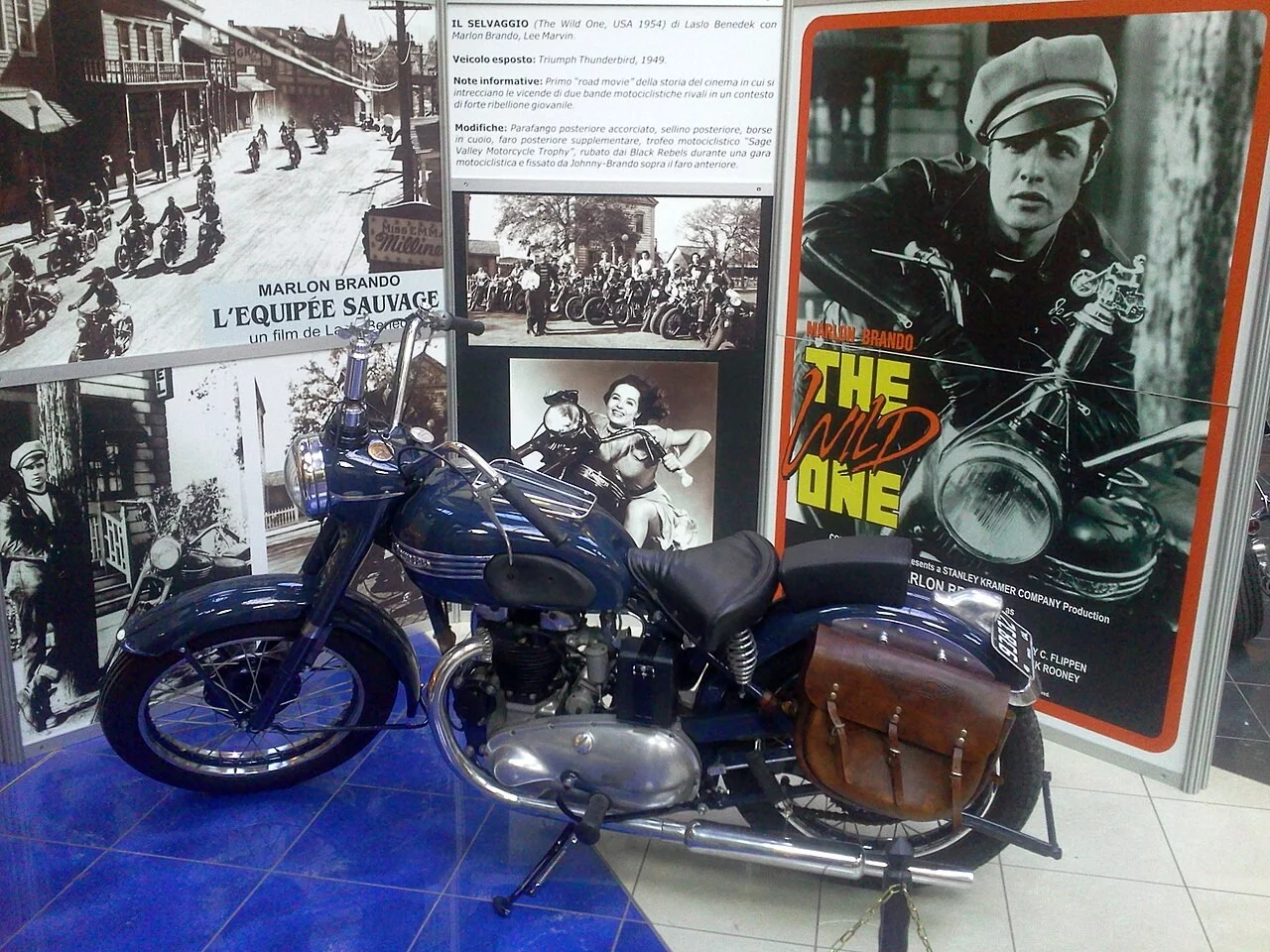 Replika motocykla Triumph Thunderbird Marlona Brando ze zdjęciami promocyjnymi z filmu "The wild one"