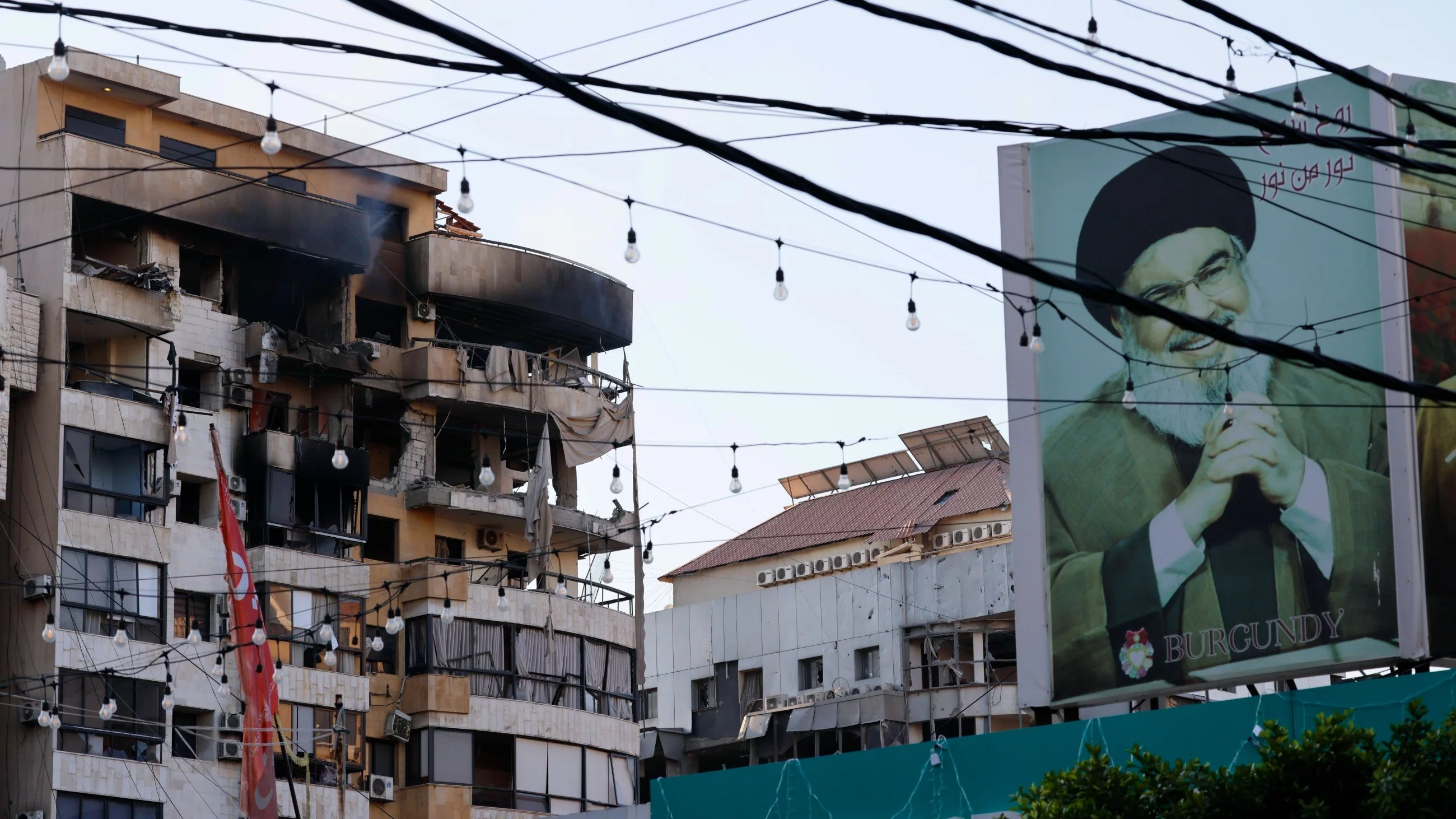 Zniszczenia w Bejrucie po ataku Izraela. Obok Billboard z fotografią zabitego wcześniej przywódcy Hezbollahu Hassana Nasrallaha