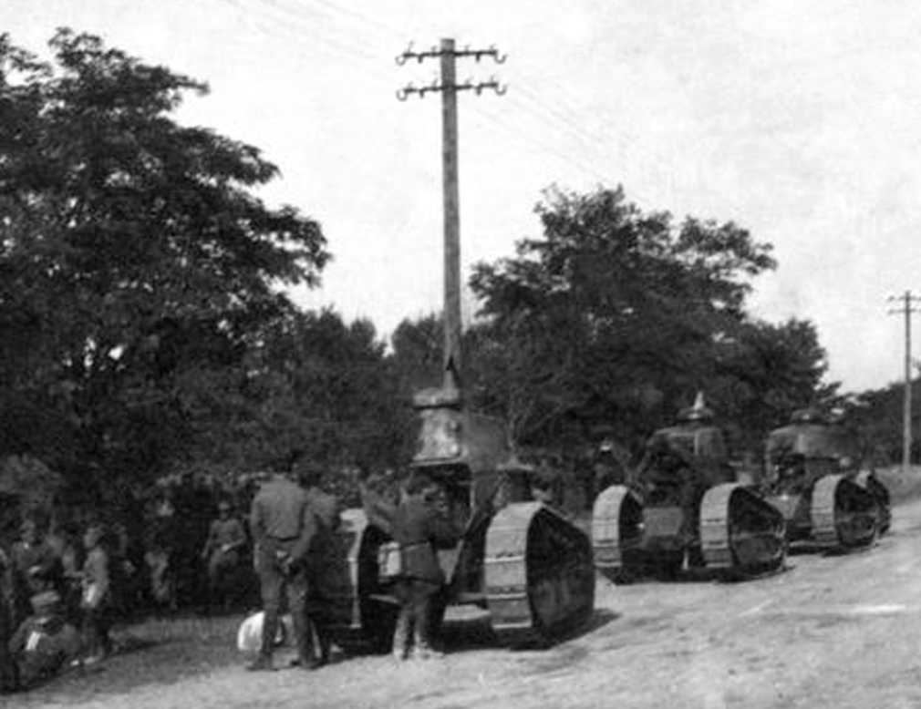 Wojna polsko-ukraińska. Polskie czołgi FT-17 z 1 Pułku Czołgów w okolicach Lwowa, 1919