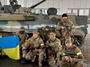Wojna na Ukrainie. Mikołajów. Ukraińscy żołnierze i przechwycony rosyjski sprzęt