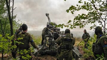 Wojna na Ukrainie. Obwód charkowski. Ukraińscy żołnierze podczas ostrzału rosyjskich pozycji.