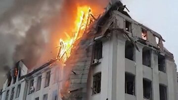 Wojna na Ukrainie. Płonący budynek policji po ostrzale rakietowym w Charkowie