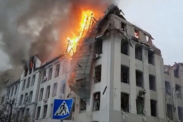 Wojna na Ukrainie. Płonący budynek policji po ostrzale rakietowym w Charkowie