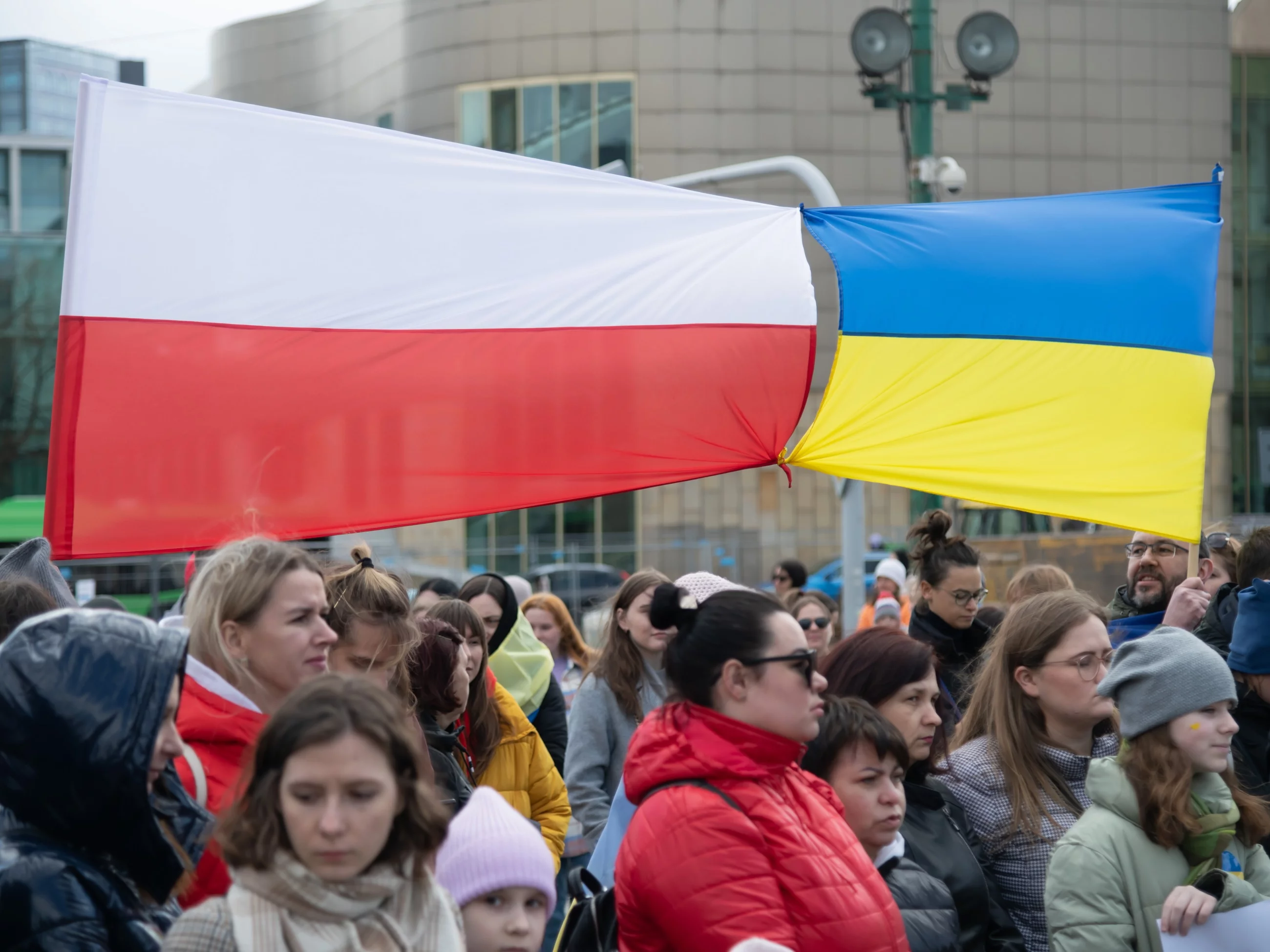 Połączone flagi Polski i Ukrainy, zdjęcie ilustracyjne