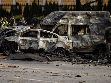 Wojna na Ukrainie. Zniszczone samochody w Kijowie
