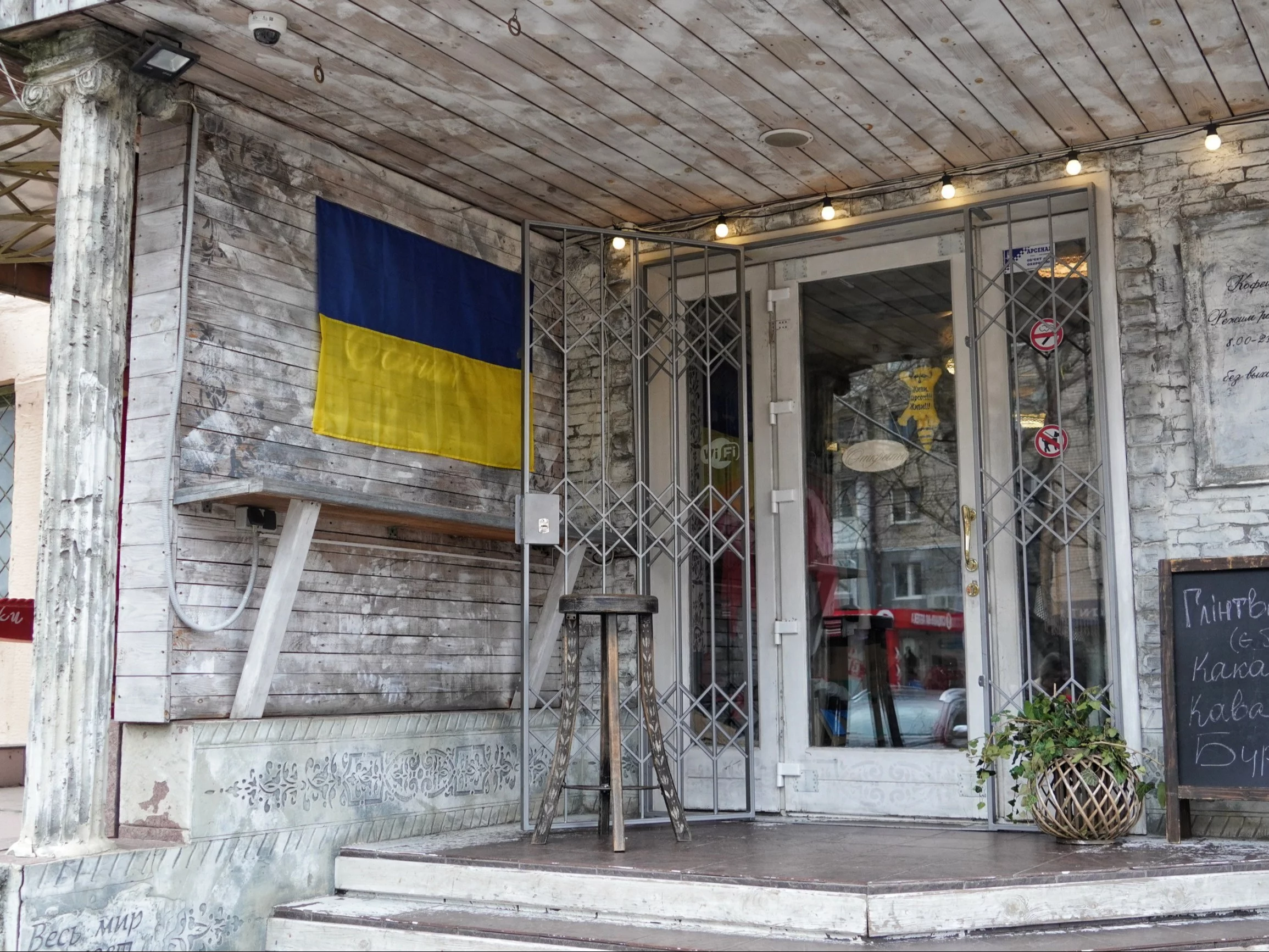 Nocny atak Rosji na Ukrainę. Dron uderzył w auto naczelnego rabina Chersonia