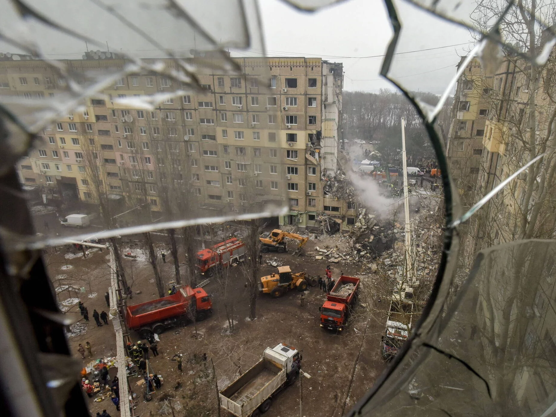 Rosjanie wystrzelili rakietę na blok mieszkalny w Dnieprze (południowo-wschodnia Ukraina)