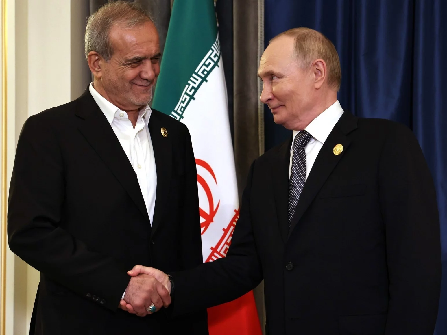 Prezydent Iranu Masud Pezeszkian i prezydent Rosji Władimir Putin