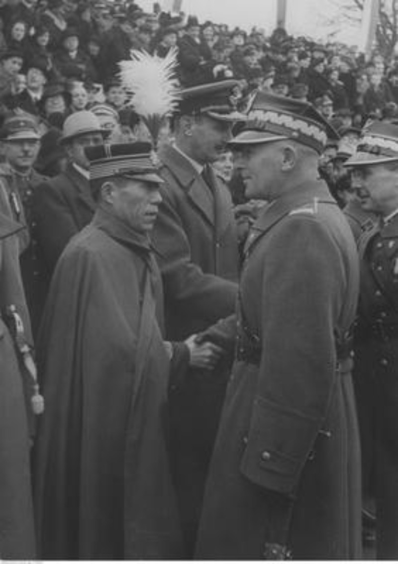 Marszałek Edward Śmigły-Rydz wita się z japońskim attaché wojskowym, Warszawa 1938